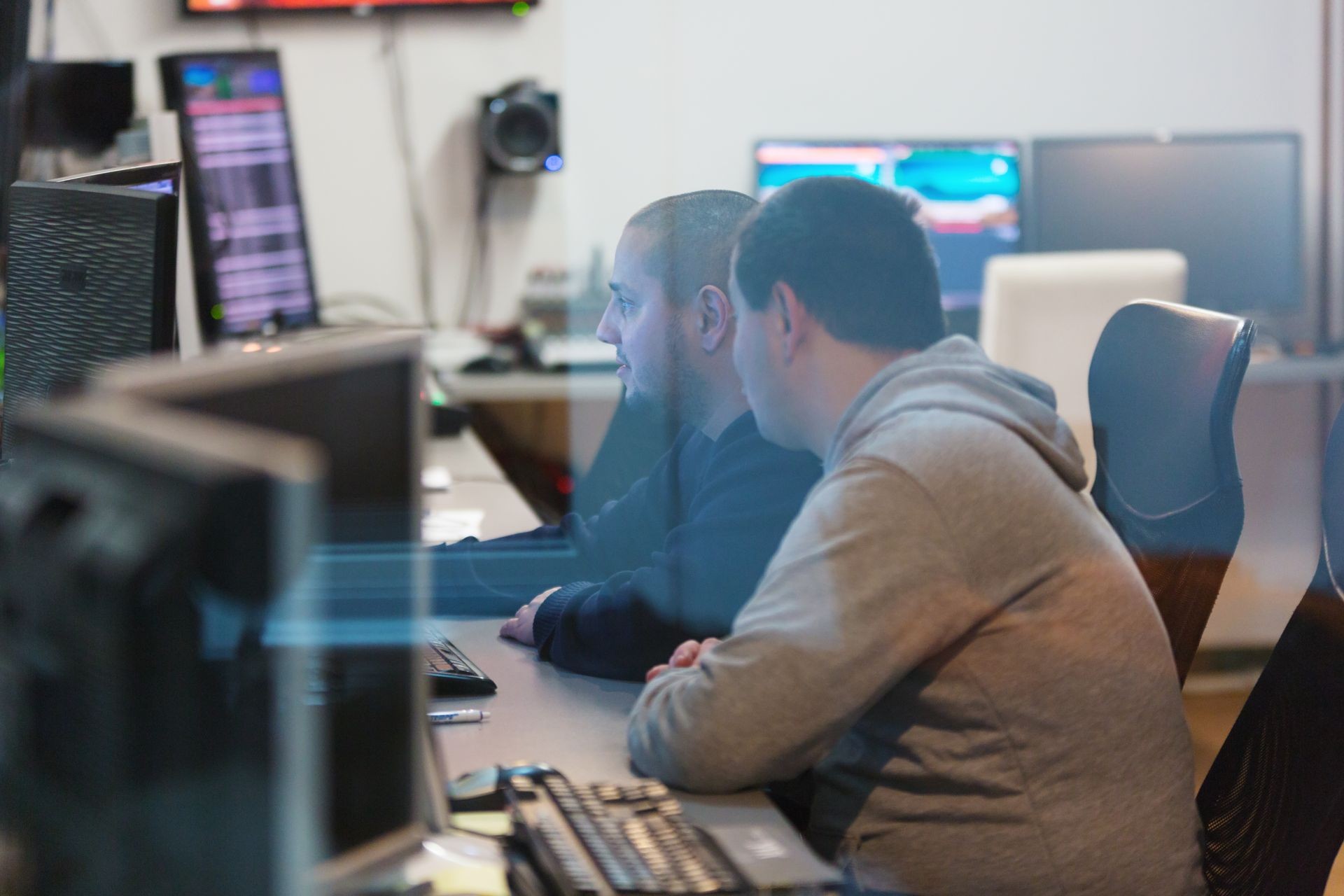 Global tech support in action with a TechBuddies specialist providing real-time assistance to a worldwide business client, ensuring top-notch IT service delivery. Global tech support in action with a TechBuddies specialist providing real-time assistance to a worldwide business client, ensuring top-notch IT service delivery.